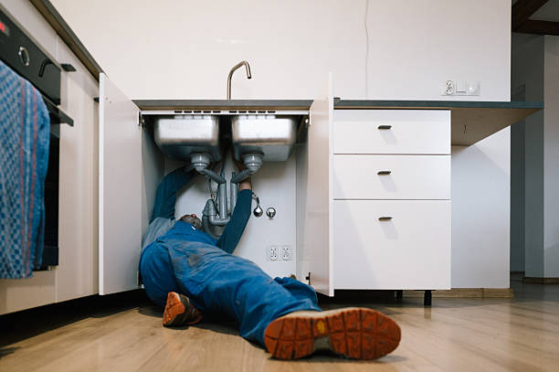 Professional Emergency Plumber technician working in Crestwood, KY